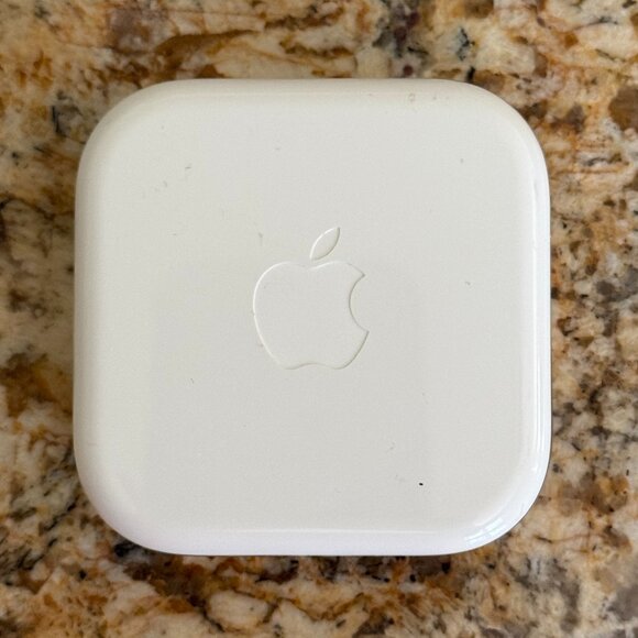 Apple Wired EarPods with 3.5mm Plug New without Tags - Picture 2 of 4